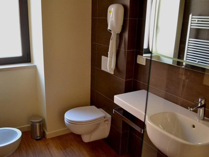 Bathroom 4, Hotel Colonne, Foggia