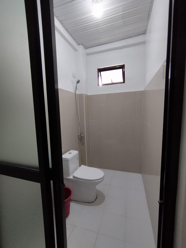 Bathroom 5, RedDoorz @ Elton Guesthouse, Numancia