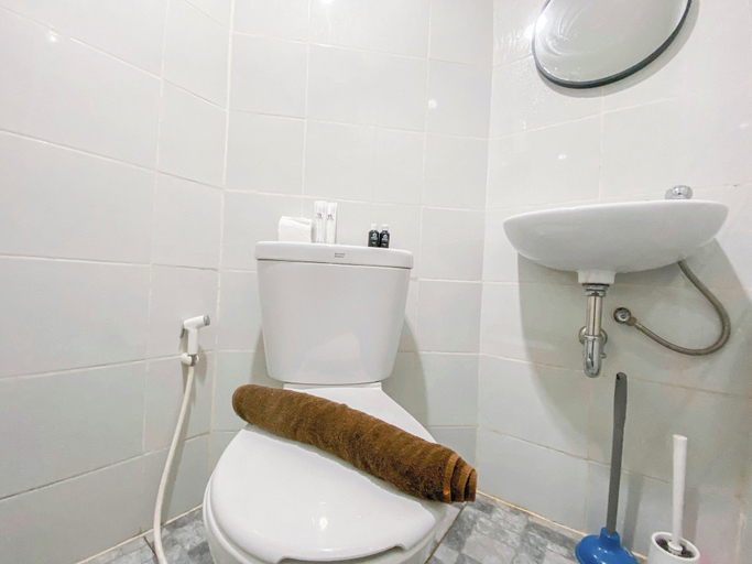 Bathroom 3, Great Choice Studio At Amartha View Apartment, Semarang