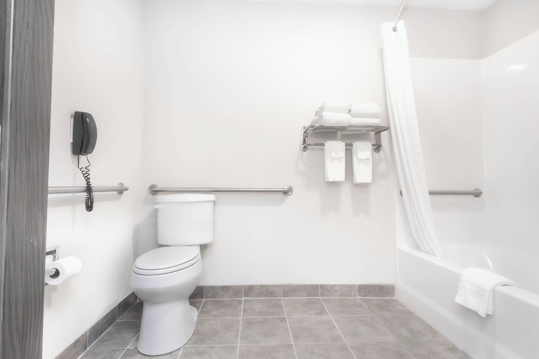 Bathroom 3, Cobblestone Inn & Suites - Maryville, Nodaway