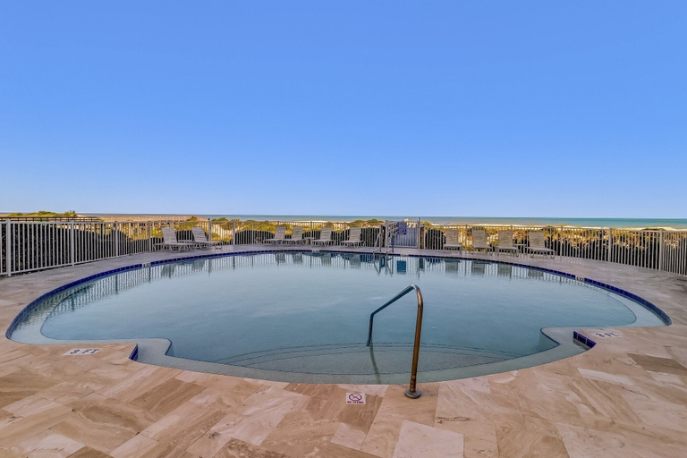 Sport & Beauty 5, Ocean Place Condo with Direct Access to the Beach by RedAwning, Nassau