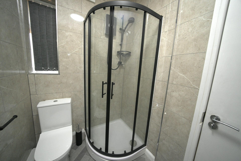 Bathroom 4, Telford Tranquility Apartment Flat 3 for 4 Guests, Telford and Wrekin