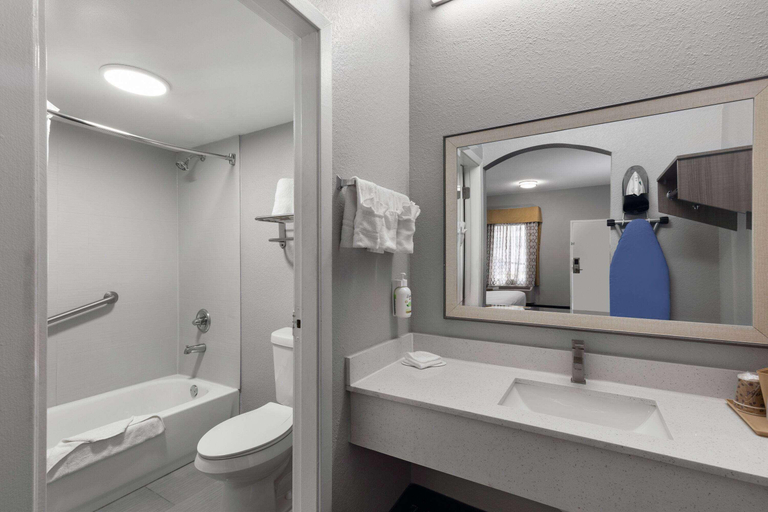 Bathroom 4, Baymont by Wyndham Mobile/Tillmans Corner, Mobile