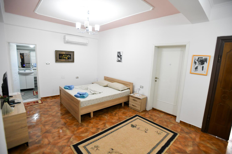 Bedroom 2, Guest House Flowers, Beratit
