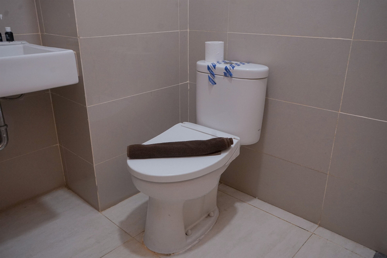 Bathroom 3, Convenient Studio Apartment At B Residence, South Tangerang