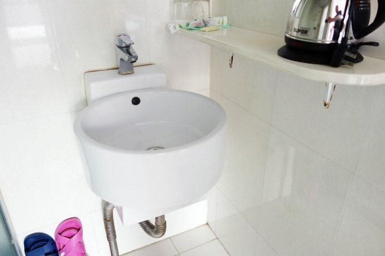 Bathroom 3, Dongxiang Hostel, Shanghai