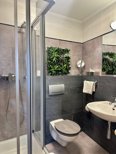Bathroom 4, Hotel Querfurter Hof, Saalekreis