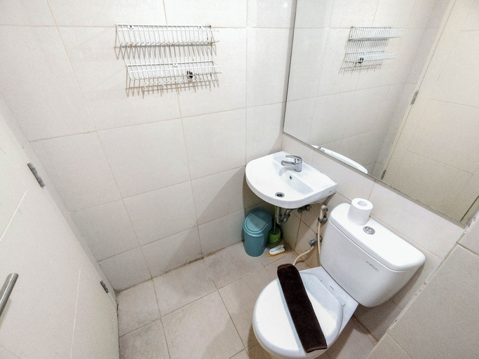 Bathroom 3, Modern And Cozy 2Br At Tanglin Supermall Mansion Apartment, Surabaya