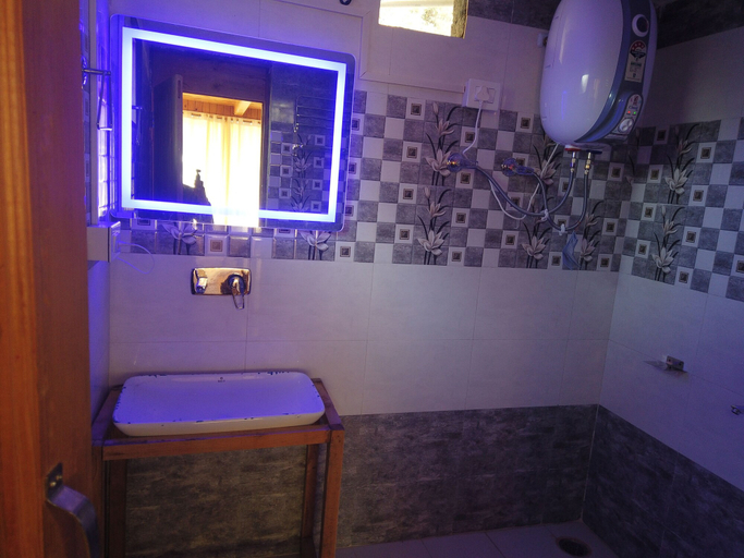 Bathroom 4, The Isisinga, Kullu