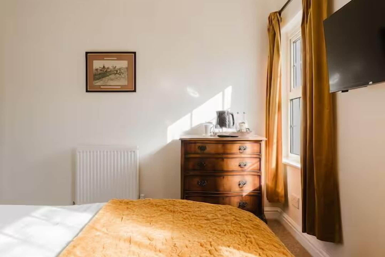 Bedroom 2, Idyllic Foodie Retreat above Silks Pub, Wiltshire