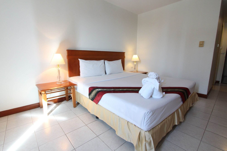 Bedroom 3, Crown Pattaya Beach Hotel, Pattaya