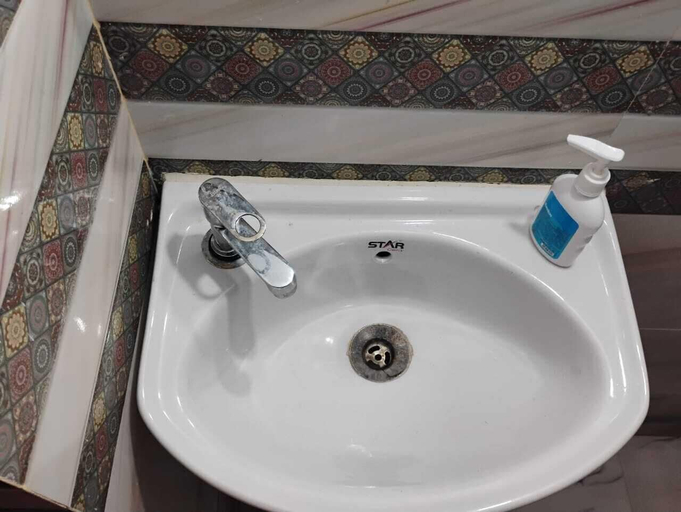 Bathroom 4, Geeta Teerth Guest House, Faizabad