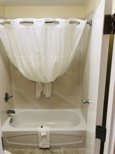 Bathroom 4, Days Inn & Suites by Wyndham Navarre Conf Center, Santa Rosa