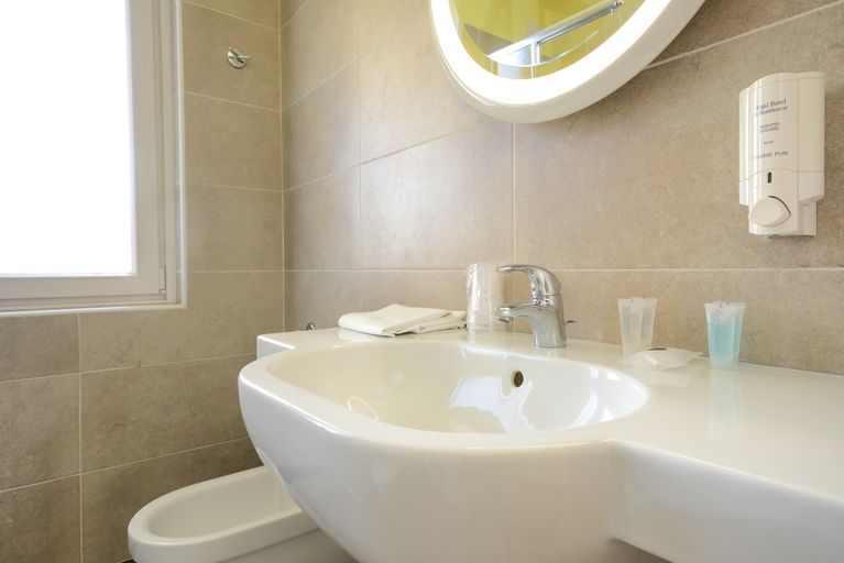 Bathroom 5, Regal Hotel & Apartments, Brescia