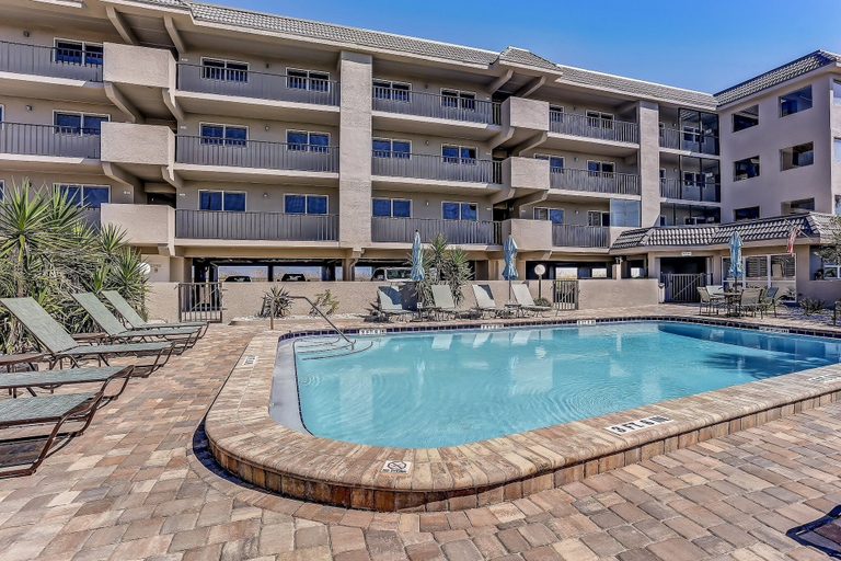 Sport & Beauty 5, Spacious Condo Just Steps from the Atlantic by RedAwning, Nassau