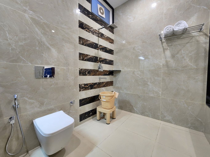 Bathroom 4, Raina's BnB, Solan