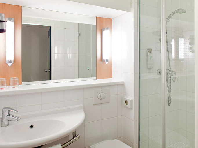 Bathroom 4, ibis Mainz City, Mainz