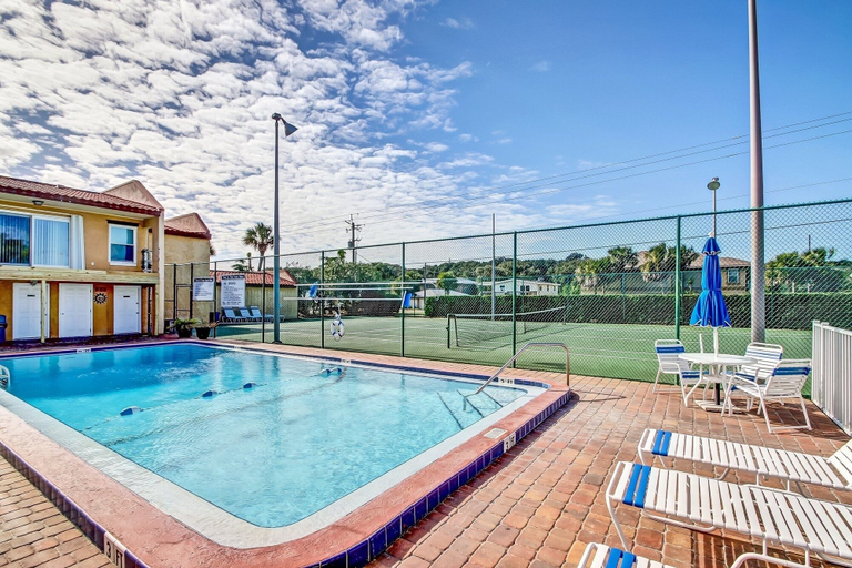 Sport & Beauty 5, Oceanfront Condo, Private Walkway to the Beach by RedAwning, Nassau