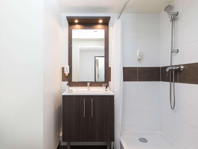 Bathroom 4, Aparthotel Adagio access Strasbourg Petite France, Bas-Rhin