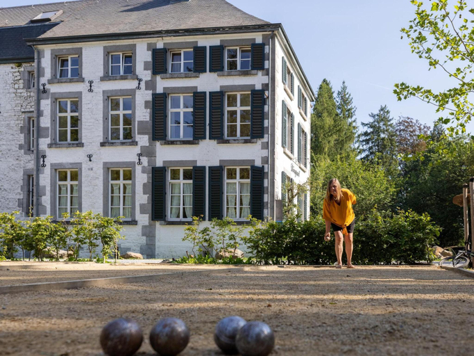 Others 4, Spacious apartment in a 16th-century castle, Liège