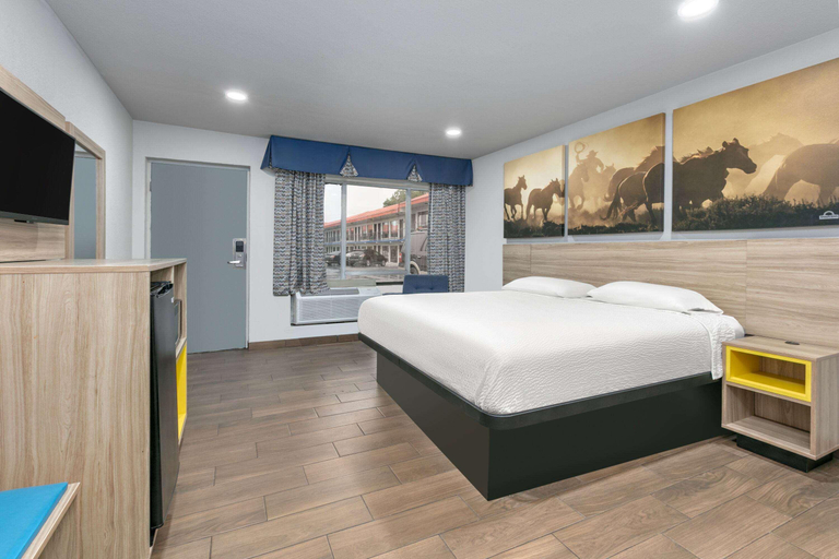Bedroom 3, Days Inn by Wyndham South Fort Worth, Fort Worth