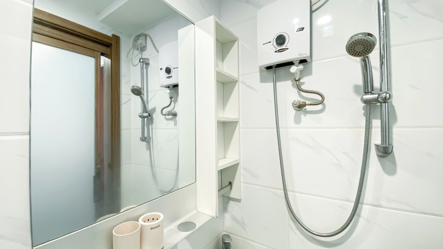 Bathroom 3, Comfortable And Simply Studio At Sky House Alam Sutera Apartment, Tangerang