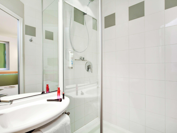 Bathroom, ibis budget Clermont Ferrand Centre Montferrand, Puy-de-Dôme