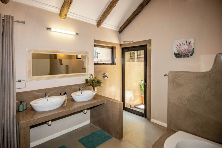 Bathroom 5, Thornhill Safari Lodge, Mopani