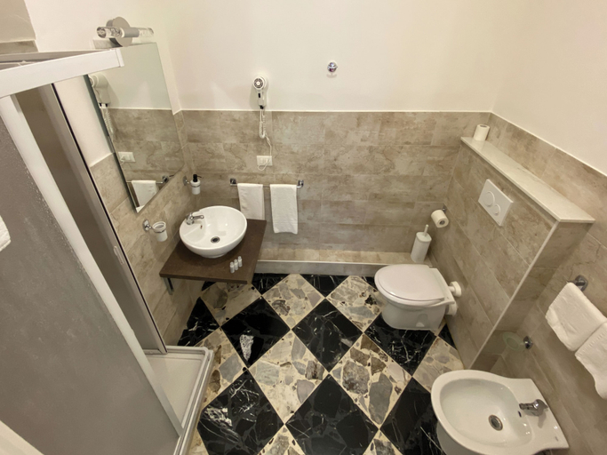 Bathroom 5, Al Teatro Greco, Syracuse