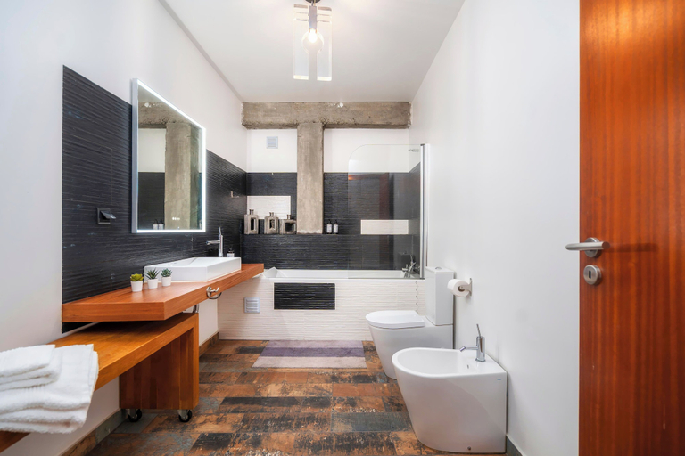Bathroom 4, Oakmoon House, Faro