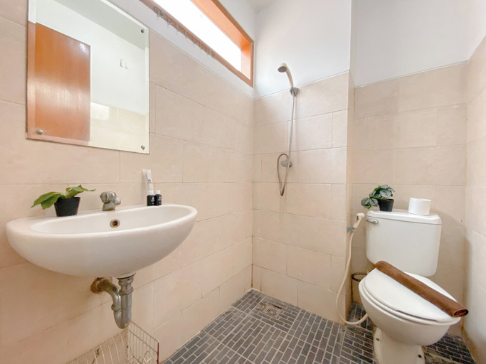 Bathroom 3, Good Deal And Homey Studio Apartment At Margonda Residence 1, Depok