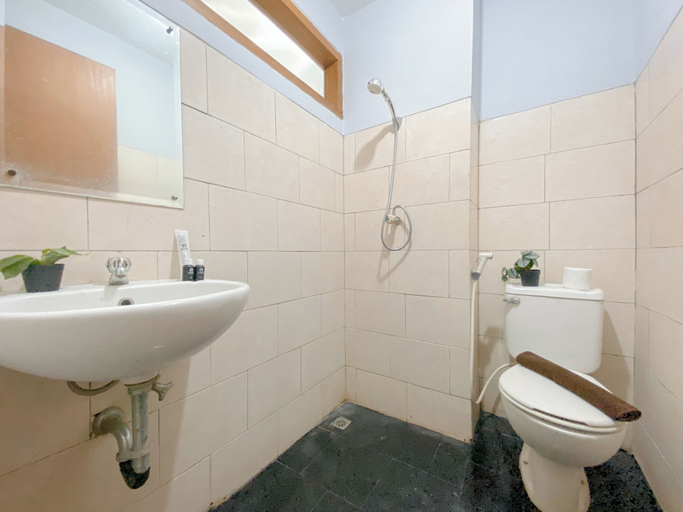 Bathroom 3, Good Deal Studio Apartment At Margonda Residence 1, Depok
