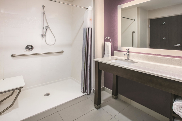 Bathroom 3, La Quinta Inn & Suites by Wyndham Dallas - Richardson, Dallas