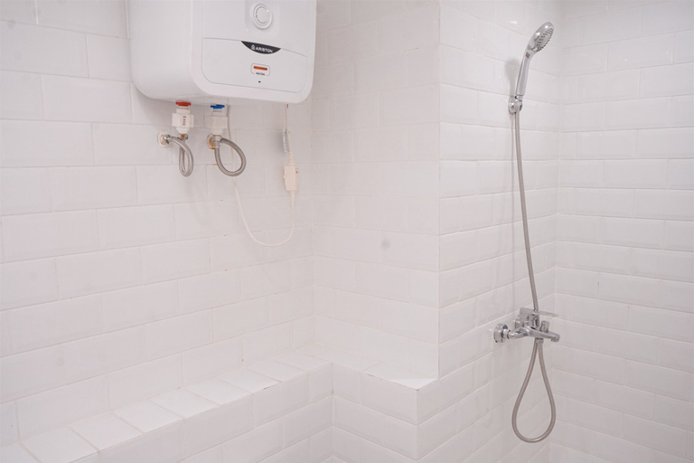 Bathroom 3, Comfort Studio Loft Apartment At Kingland Avenue, Tangerang