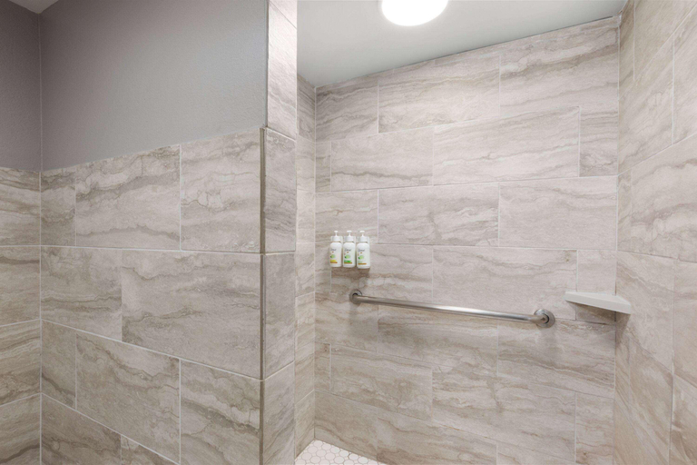 Bathroom 4, Baymont by Wyndham Mobile/Tillmans Corner, Mobile