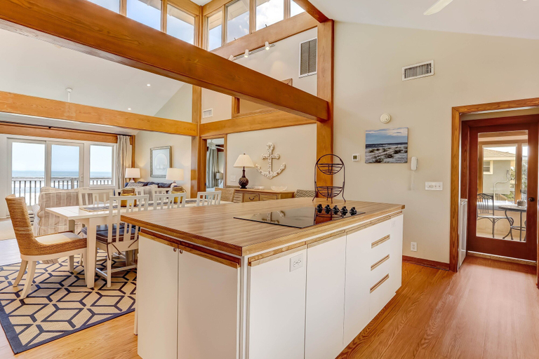 Others 5, Oceanfront Pet Friendly Unit by RedAwning, Nassau