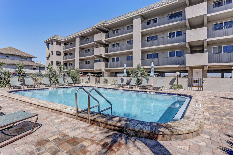 Sport & Beauty 5, Tropical Condo with Spectacular Ocean Sunrises Views by RedAwning, Nassau