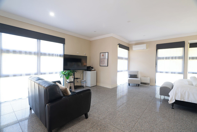 Others 5, Lake Macquarie Manor, Lake Macquarie - West