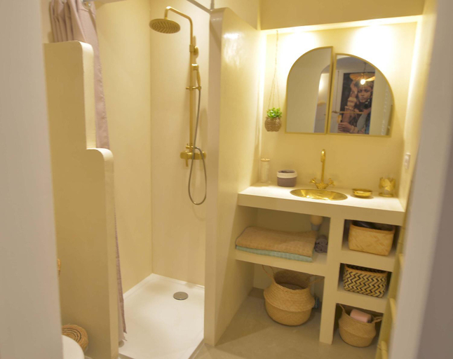 Bathroom, Evasion, Gard