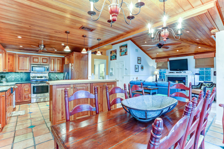 Food & Drinks 5, Ocean Ave Spacious Seaside Cottage by RedAwning, Nassau