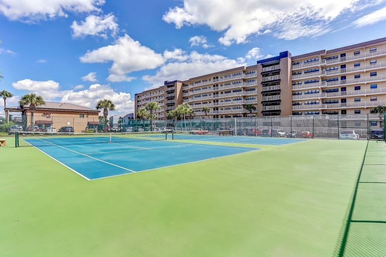 Sport & Beauty 5, Upper unit Overlooking the Beautiful Outdoor Space and Pier by RedAwning, Nassau