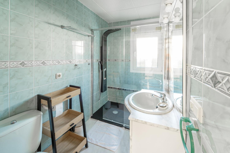 Shower 4, WELCS CASA 147 EMP cerca del mar, Girona