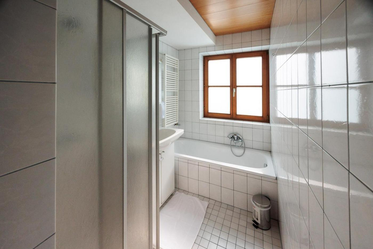 Bathroom 2, Biergasthof Riedberg, Ried im Innkreis