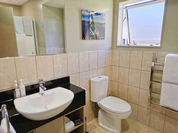 Bathroom 5, Blue Ridge Studios and Bed & Breakfast, Southland