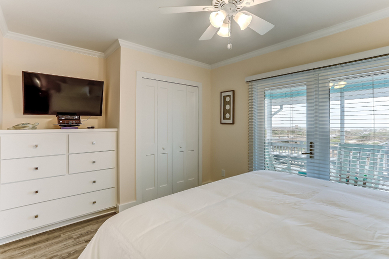 Others 5, Oceanfront Beach House with Spacious Backyard by RedAwning, Nassau