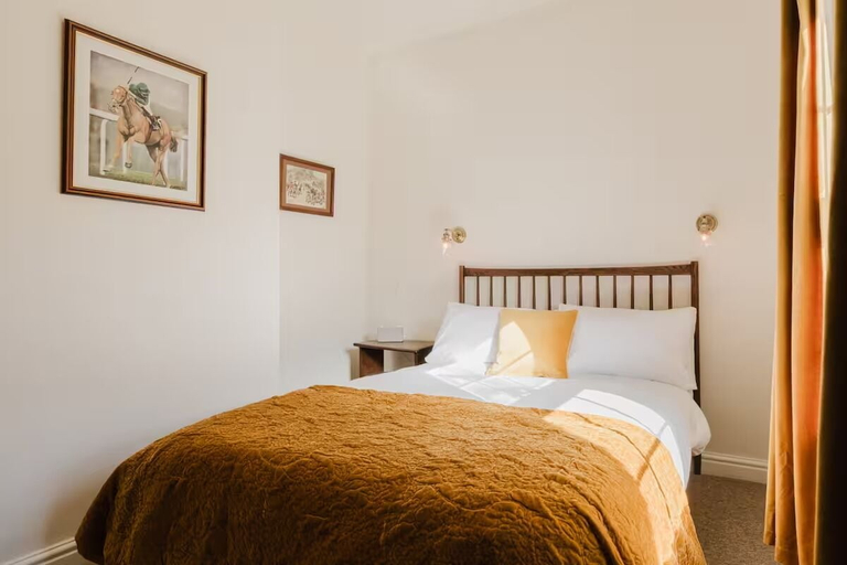 Others 4, Stunning Room Above Amazing Silks Pub, Wiltshire