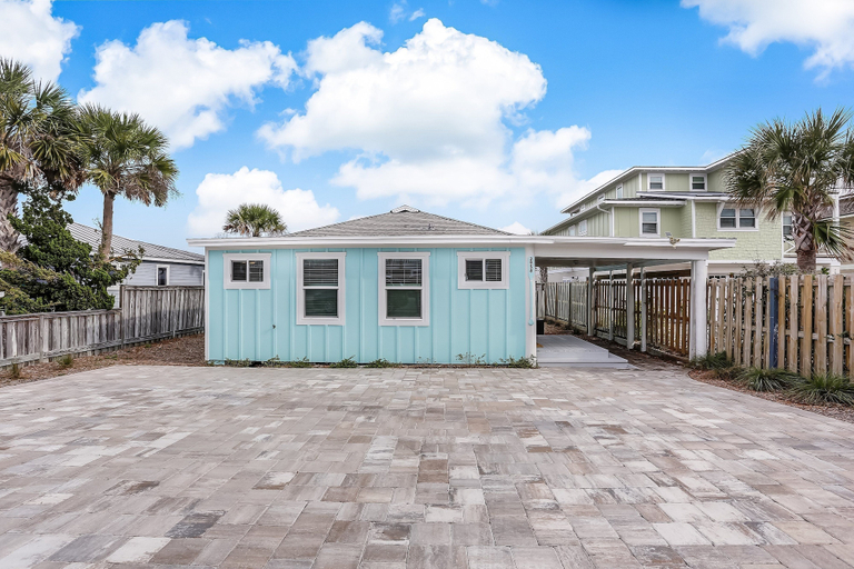 Others 3, Oceanfront Beach House with Spacious Backyard by RedAwning, Nassau
