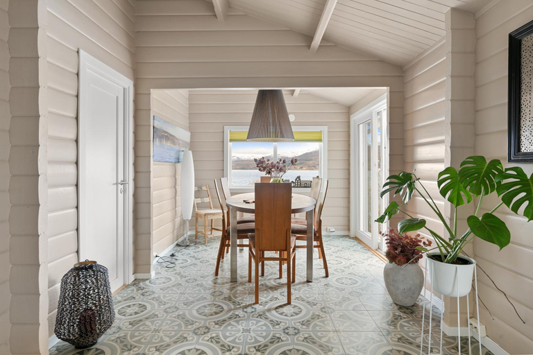 Food & Drinks 4, Hakøyvein 151 , seaside lounge,Cozy Two Separate Units ,1 Bedroom or 2 Bedrooms Electric Vehicle Sta, Tromsø