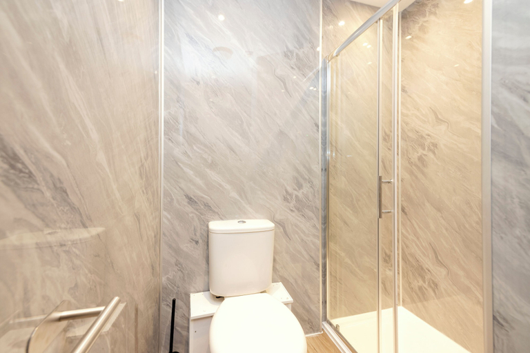 Bathroom 4, JOIVY 3BR Flat in Haymarket with Free Parking, Edinburgh