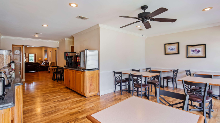 Food & Drinks 5, Surestay By Best Western Leesville, Vernon
